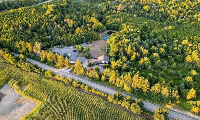 Pickering House | Stunning Farmhouse In Pickering!