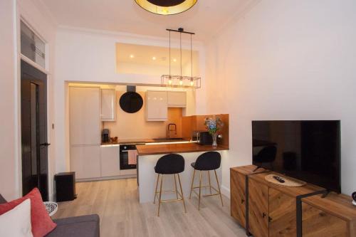 North West Apartment | Stunning Flat in West End Location