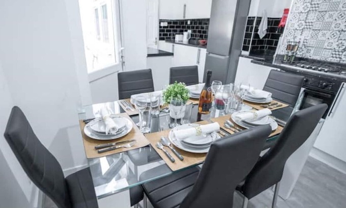 Westcliff-on-Sea House | Stunning Four Bedroom Home With Garden + Parking