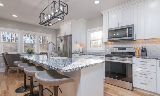 Columbia House | Stunning Freshly Remodeled Historic Home - Downtown Columbia!
