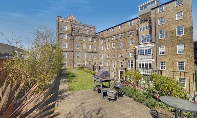 Peninsula Apartment | Stunning Greenwich Mill Conversion With Garden