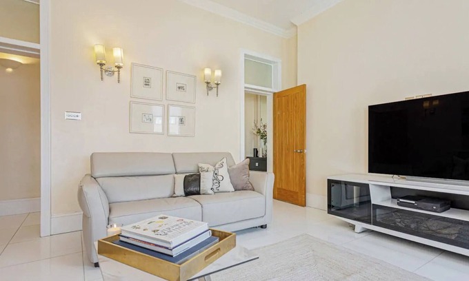 Royal Borough of Kensington and Chelsea Apartment | Stunning High-End Flat, Kensington High Street