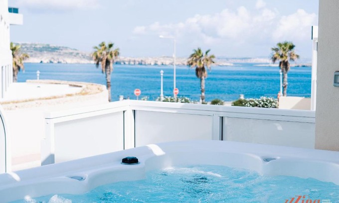 Qawra Villa | Stunning Holiday Villa with a Heated Jacuzzi