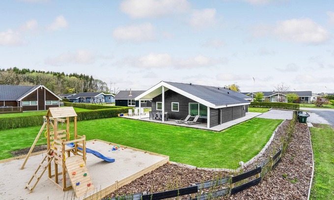 Pøt Strandby House | Stunning home in Juelsminde with WiFi