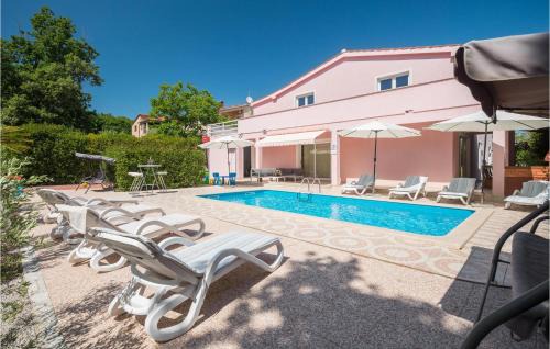 Kadumi House | Stunning Home In Porec With Kitchen