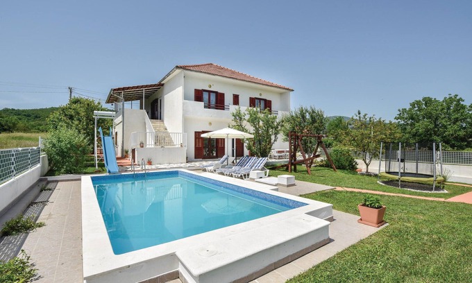 Sinj House | Stunning home in Sinj with WiFi