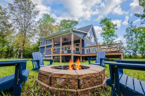 Cub Run House | Stunning Home Near Nolin Lake Hot Tub and Fire Pit!
