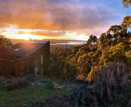 West Hobart Villa | Stunning home with Breathtaking Views