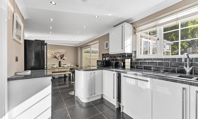Bracknell House | Stunning House in Bracknell - Garden - Games room