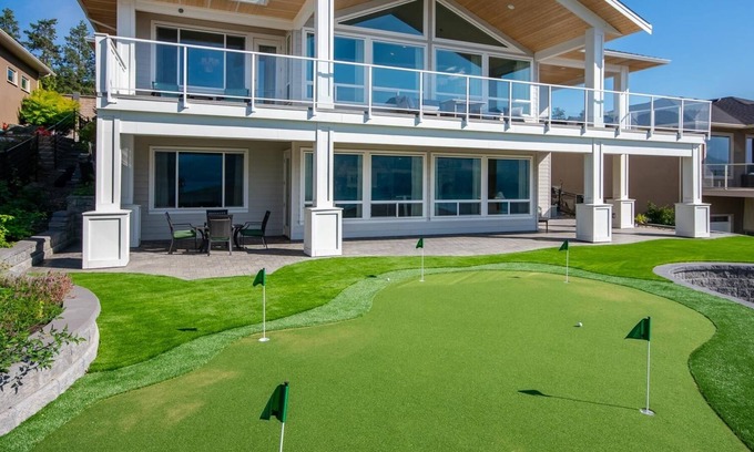 Vernon House | Stunning Kalamalka Lake View Home