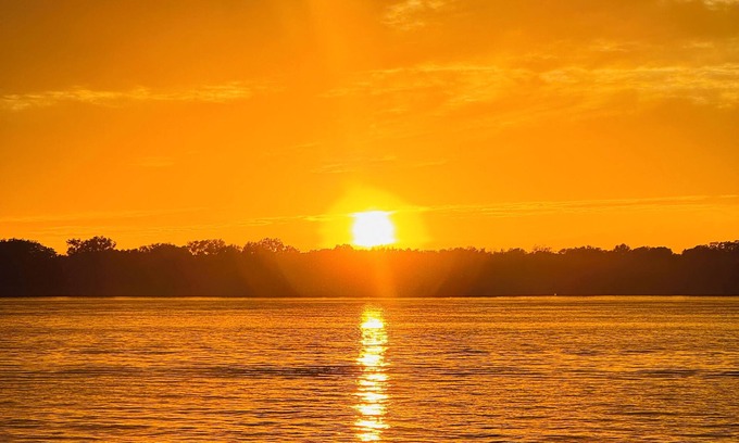 Fox Lake House | Stunning Lake House with Sunset views!