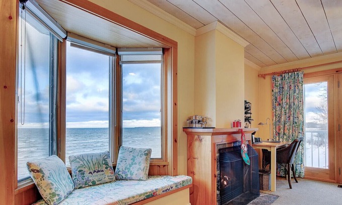 Georgina Apartment | Stunning Lake View guest rooms at Jackson Point (Boathouse)