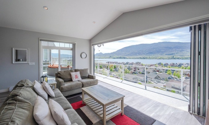 Okanagan-Similkameen House | Stunning Lake View Home for Rent – A Perfect Retreat!