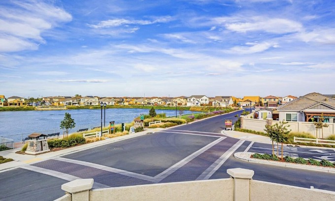 Oakley House | Stunning Lake view Modern Home close to Marina boating
