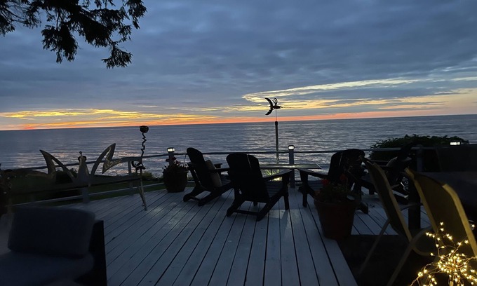 East Palmyra Cottage | Stunning Lake Views From This Artistic Getaway