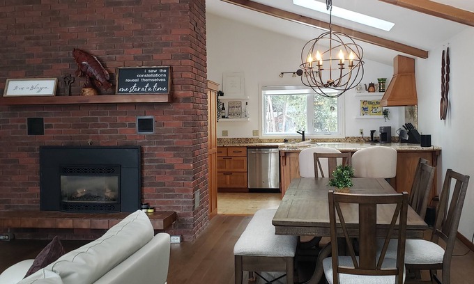 Dunsford Cottage | Stunning Lakehouse with all the luxuries of home