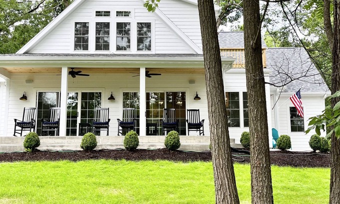 Delavan Lake House | Stunning Lakeside Retreat: Delavan Lake Home w/Lake Views & Private Lake Access