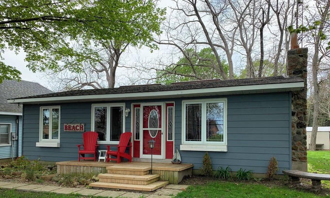 Thamesville House | Stunning Lakeview 4-Season Home/Cottage - Beach Retreat!