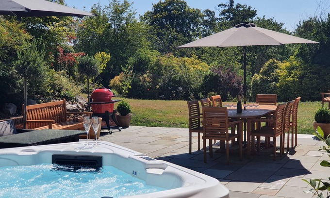 Detling House | Stunning Large 5 Bed House, Hot Tub, Views!