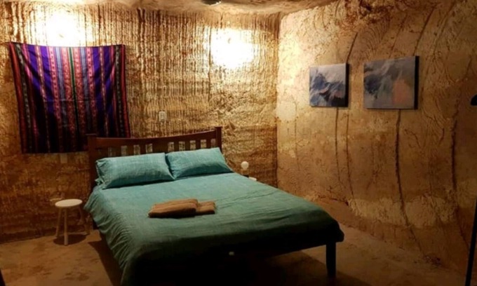 Coober Pedy House | Stunning LIGHT FILLED UNDERGROUND Retreat - Earthworm House - Dugout - spacious!