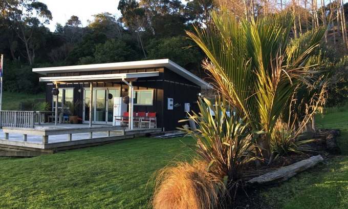 Whangarei Heads House | Stunning Little Harbourfront Bach - Great Views!