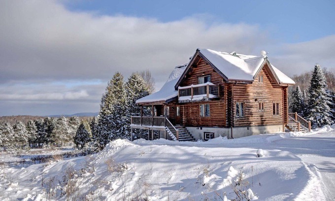 Labelle Ski Chalet | Stunning Log Chalet - Private Hot Tub, Pool Table, Fireplace