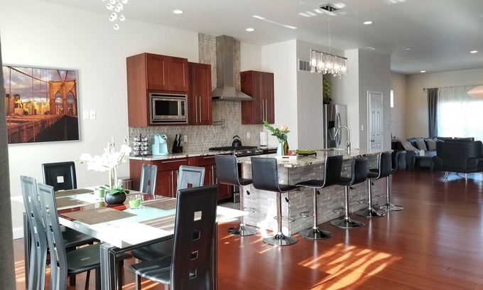 The Gate House | Stunning & Luxurious 4-story house. 5BDR. Rooftop Deck w/views of the Arch!