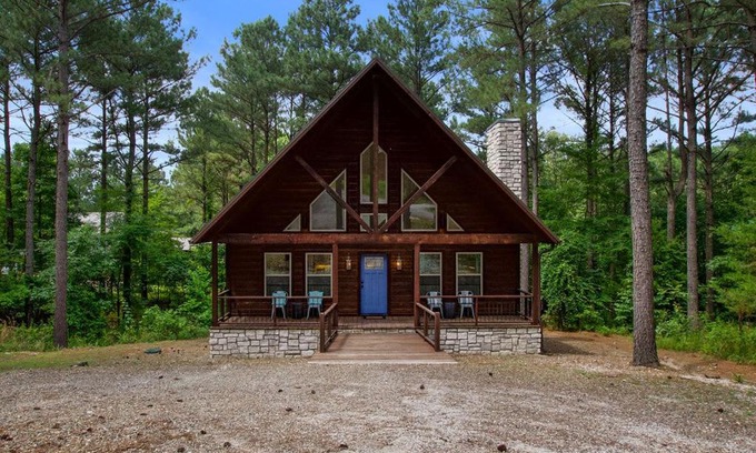 Broken Bow House | Stunning Luxury Cabin w Hot Tub and Fire Pit Holy Shiplap is Perfect Romantic Couples Getaway