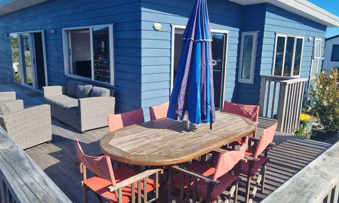 Waihi Beach House | Stunning modern beach house 5 minutes walk from the beach
