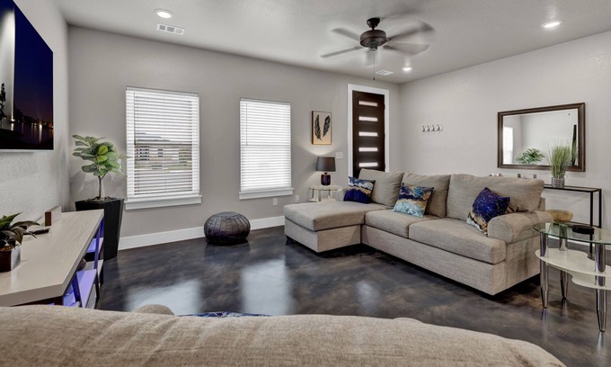 Burnet House | Stunning modern home for unforgettable hill country adventures & relaxation.