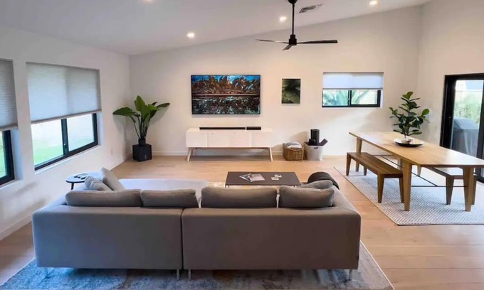 Park Lake - Highland House | Stunning Modern Home in Hip Enclave near DT