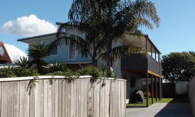 Whangamata House | Stunning modern house 150m from ocean beach