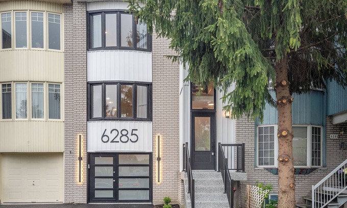 Brossard House | Stunning Modern New House 15 Min From Downtown