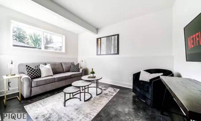 Jasper Place House | Stunning Modern Suite - King Bed - NFLX - WiFi!