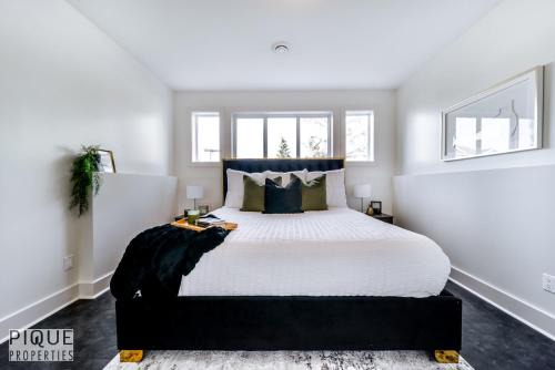Jasper Place House | Stunning Modern Suite - King Bed - Free Parking & Netflix - Fast Wi-Fi - Long Stays Welcome