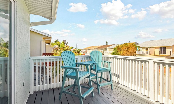 Chandler Park House | Stunning Modern and Elegant Townhome - 5 Min Walk to Beach!