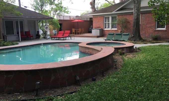 Neartown Cottage | Stunning Montrose Cottage With Pool and jacuzzi