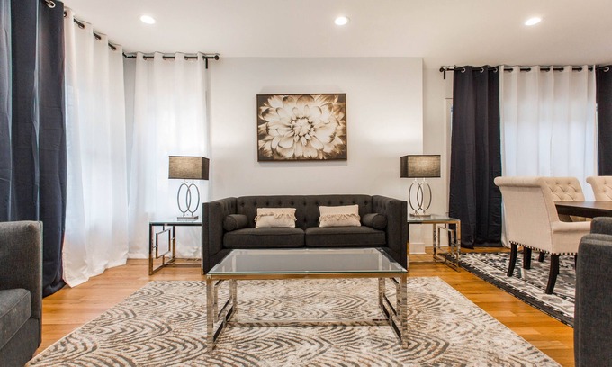 Albany Park House | Stunning New 6 Bedroom Home w/Parking in Chicago (Superhosts)