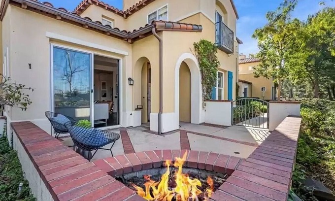 Newport Coast House | Stunning Newport Coast elegance & style. Luxe living near 5 star shops & dining.
