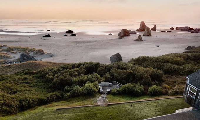Bandon House | Stunning Ocean Front Near Bandon Dunes w Private Beach Access