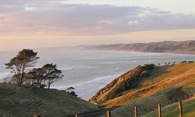 Raglan House | Stunning ocean view barn
