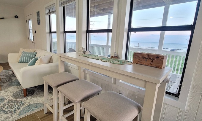 Lakeview  Jefferson County House | Stunning Oceanfront Beach House near Holly Beach w/balcony & awesome beach decor