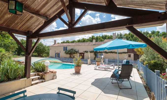 Mauze-sur-le-Mignon House | Stunning private villa for 7 people with WIFI, private pool, TV, terrace, pets allowed and parking