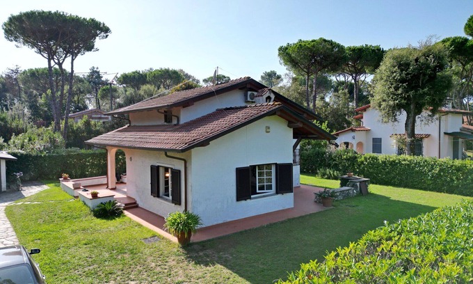 Ronchi Villa | Stunning private villa with WIFI, A/C, TV, pets allowed and parking, close to Forte Dei Marmi