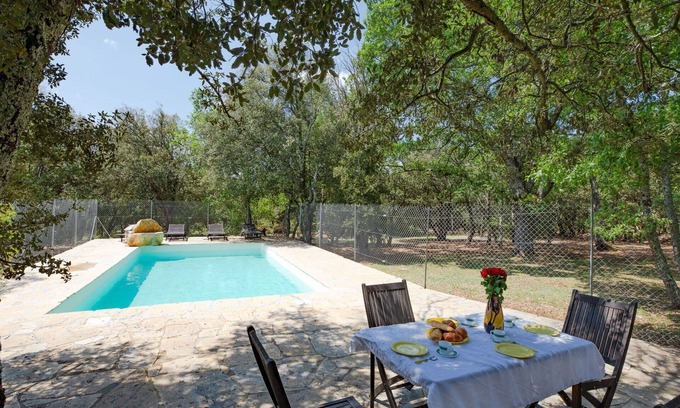 Regusse House | Stunning private villa for 6 guests with private pool, TV, patio, pets allowed and parking