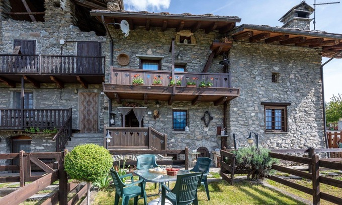Sarre House | Stunning private villa for 5 people with WIFI, TV, balcony and parking