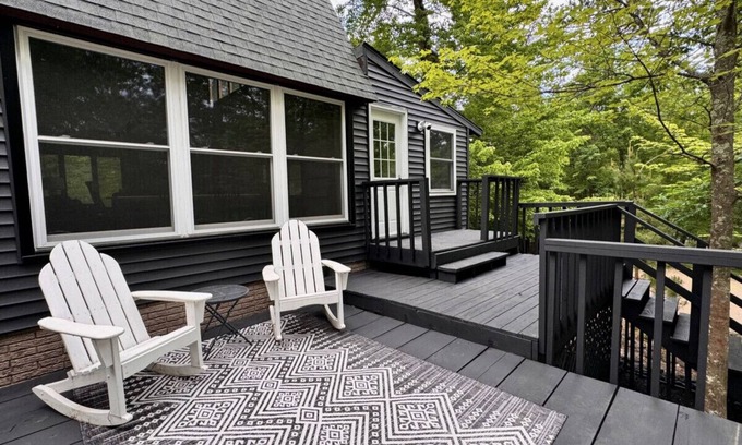 Danbury House | Stunning Private Chalet, 3 Queen beds on Trails!