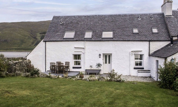 Breakish House | Stunning private villa for 6 people with WIFI, TV, patio, pets allowed and parking
