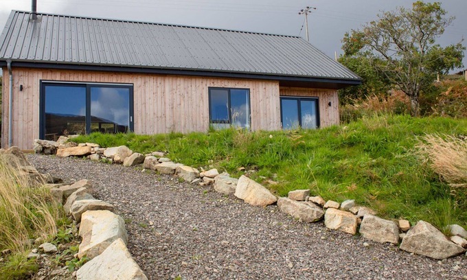 Breakish House | Stunning private villa for 2 people with WIFI, TV, terrace, pets allowed and parking