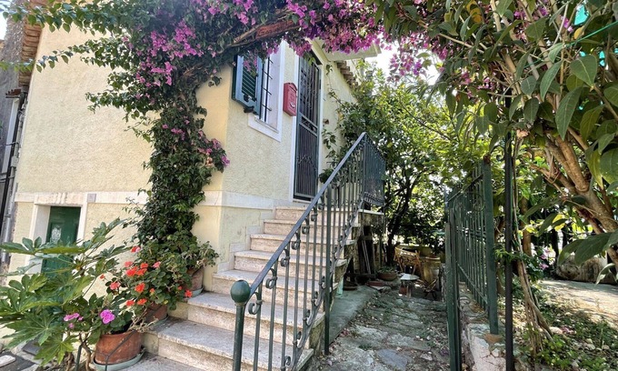 Ranzi House | Stunning private villa for 4 guests with WIFI, TV, patio, pets allowed and panoramic view